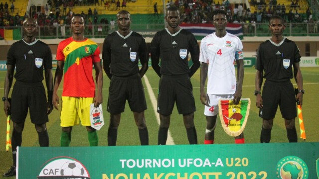 Les arbitres et les deux capitaines du match